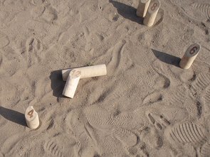 Beispiel 5 Kegel liegt auf Wurfholz